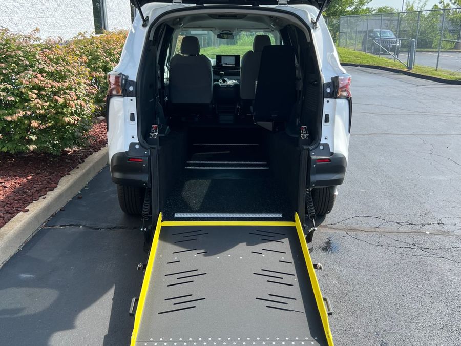 New 2025 Toyota Sienna Hybrid LE - Vantage Mobility Commercial Rear Entry Entry Fold Out Manual Ramp