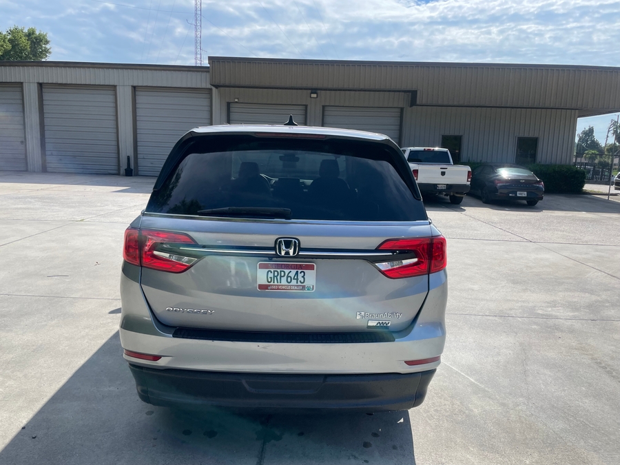 Silver Honda Odyssey image number 3