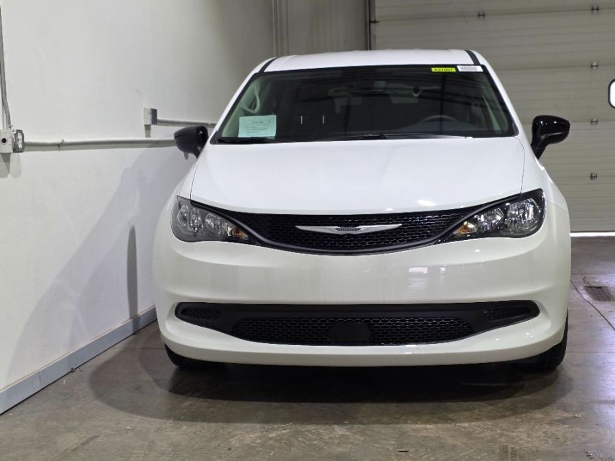 White Chrysler Voyager image number 1