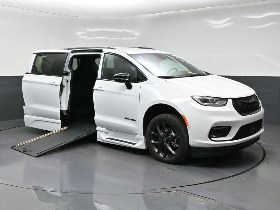 New 2026 Chrysler Pacifica Select Sport - BraunAbility Side Entry In Floor Automatic Ramp