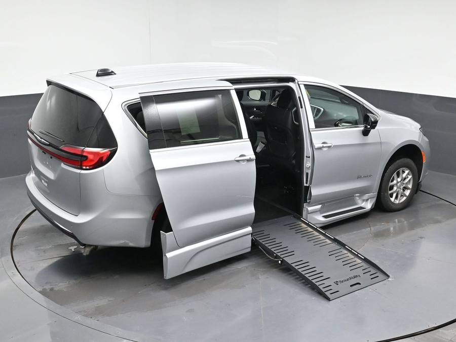 New 2026 Chrysler Pacifica Select Safety - BraunAbility Side Entry Entry Fold Out Automatic Ramp