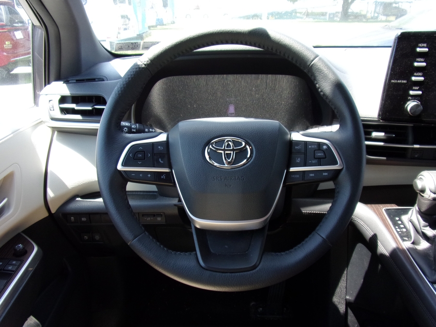 2021 Toyota Sienna XLE - Photo 9