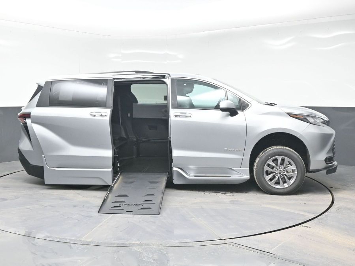 2025 Toyota Sienna XLE's photo