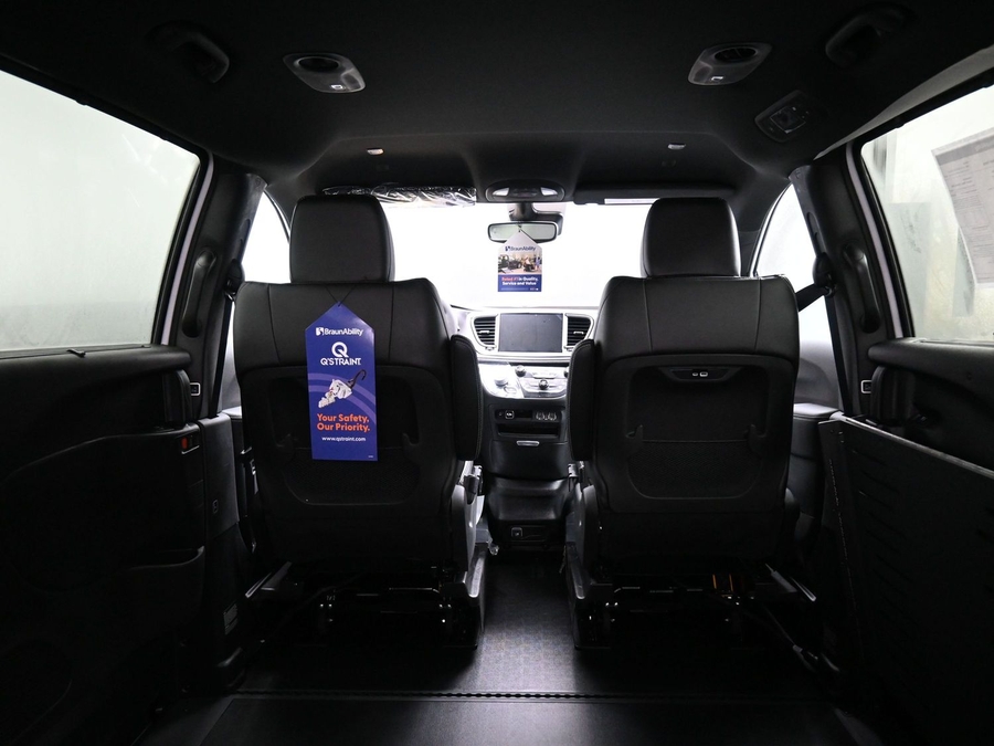 White Chrysler Pacifica image number 14