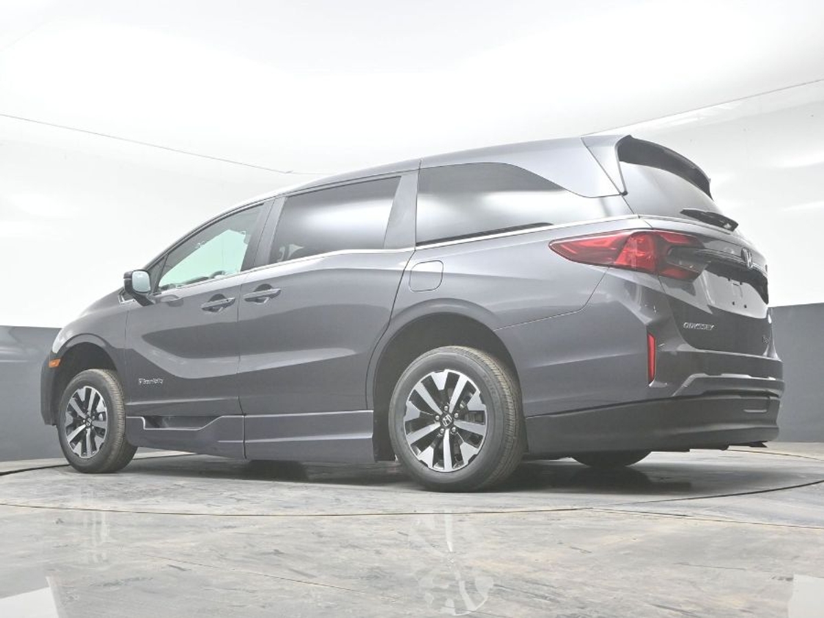 Grey Honda Odyssey image number 20