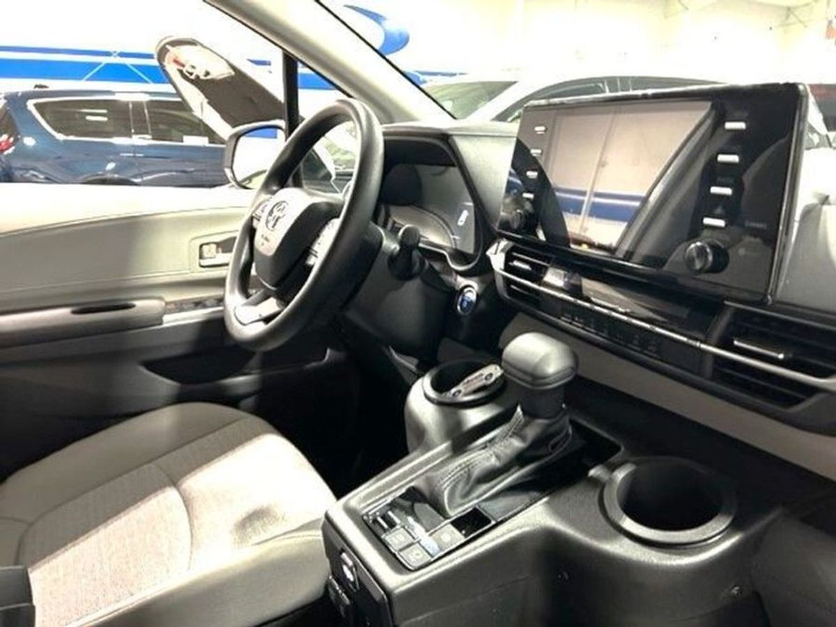 White Toyota Sienna image number 6