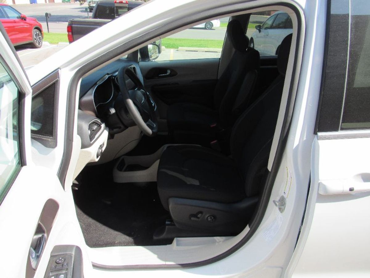 White Chrysler Voyager image number 2