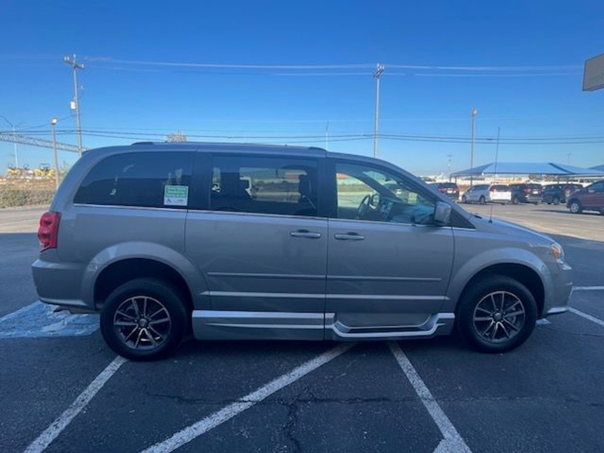 2017 DODGE GRAND CARAVAN - Image 9