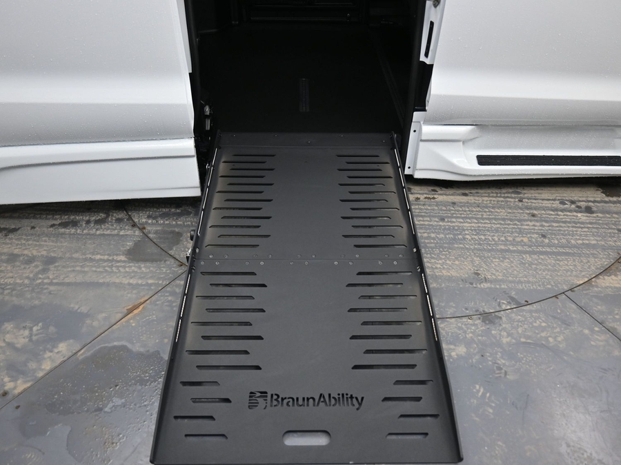 White Chrysler Pacifica image number 10