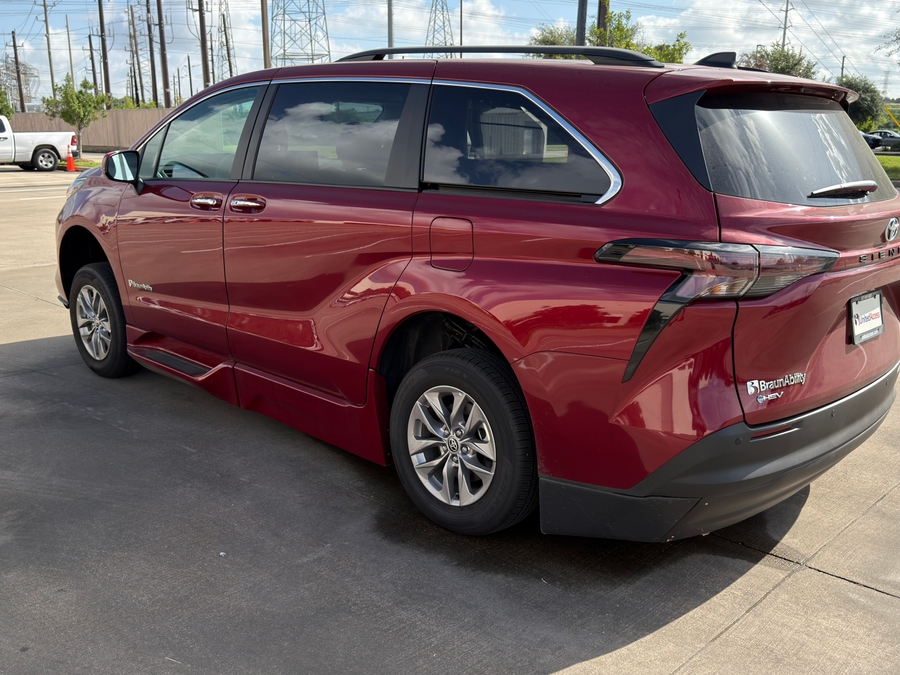 Used 2026 Toyota Sienna Hybrid XLE - BraunAbility Side Entry In Floor Automatic Ramp