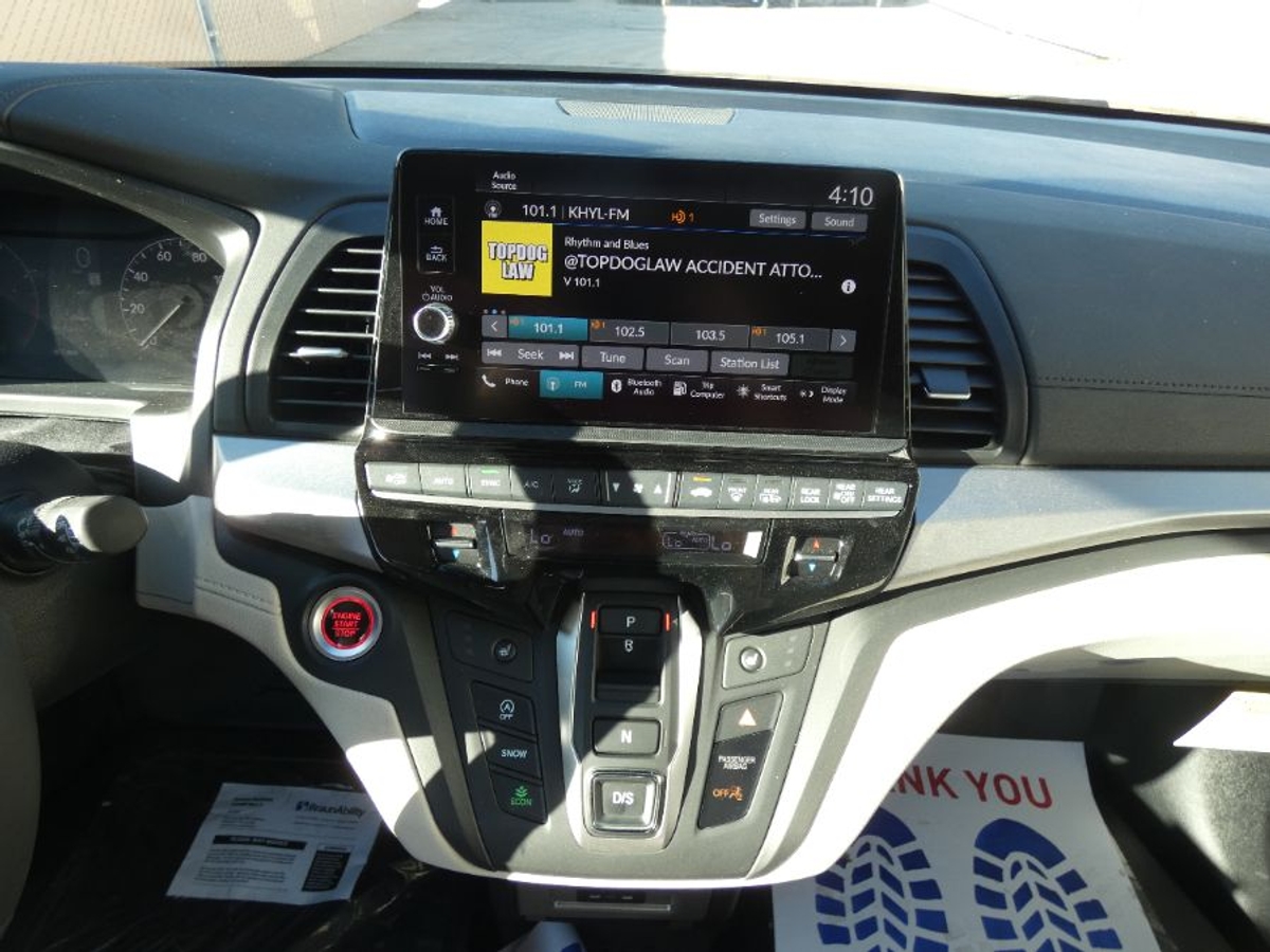 Red Honda Odyssey image number 13