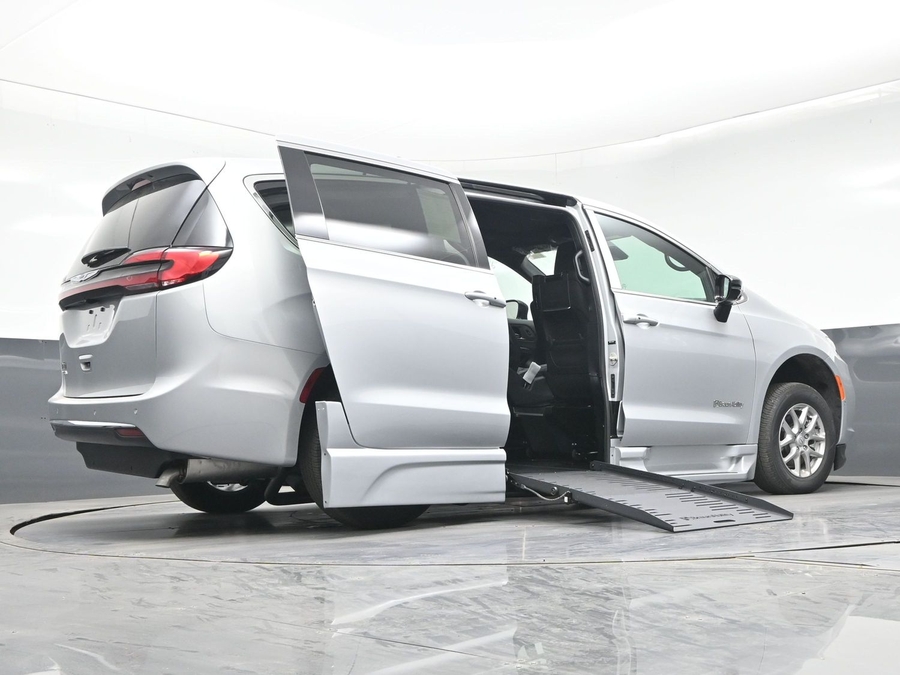 New 2026 Chrysler Pacifica Select Plus - BraunAbility Side Entry Entry Fold Out Automatic Ramp