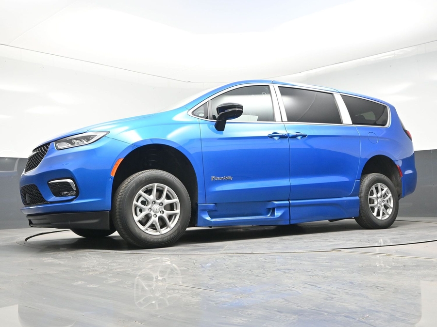 Blue Chrysler Pacifica image number 16
