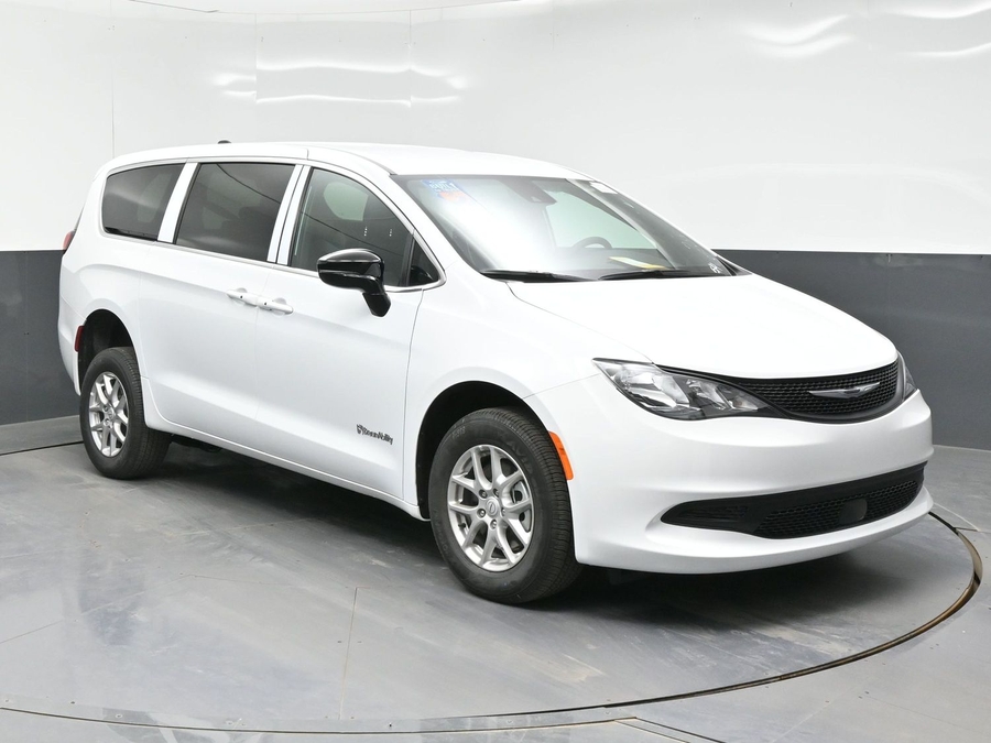 White Chrysler Voyager image number 23