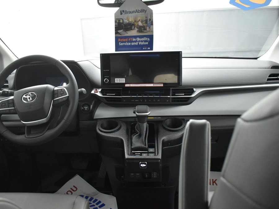 New 2025 Toyota Sienna Hybrid XLE Base - BraunAbility Side Entry Entry Fold Out Automatic Ramp