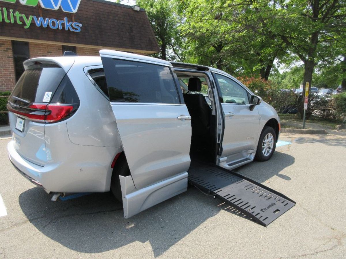 Silver Chrysler Pacifica image number 2