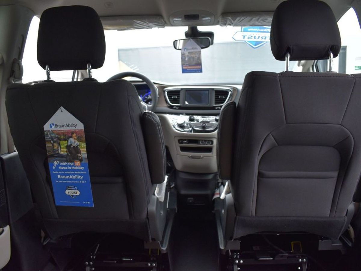 White Chrysler Voyager image number 6