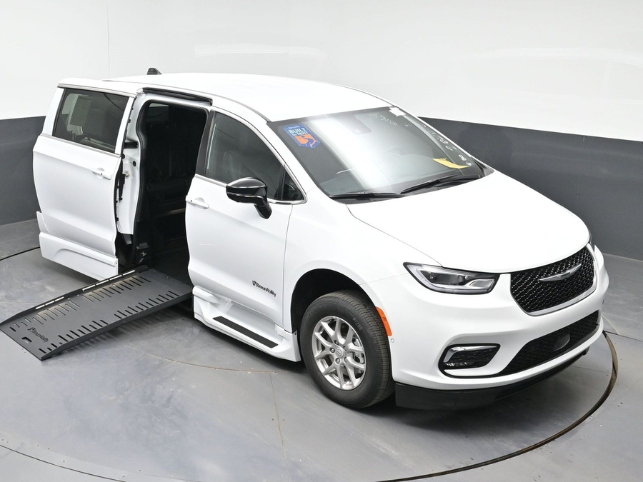 White Chrysler Pacifica image number 8