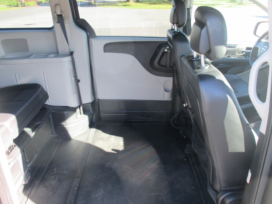 Grey Dodge Grand Caravan image number 9
