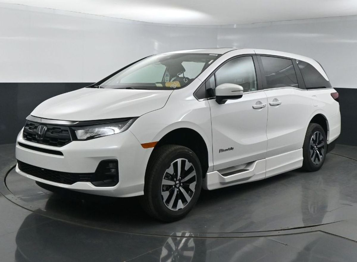 White Honda Odyssey image number 3