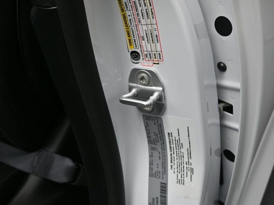 White Chrysler Voyager image number 15