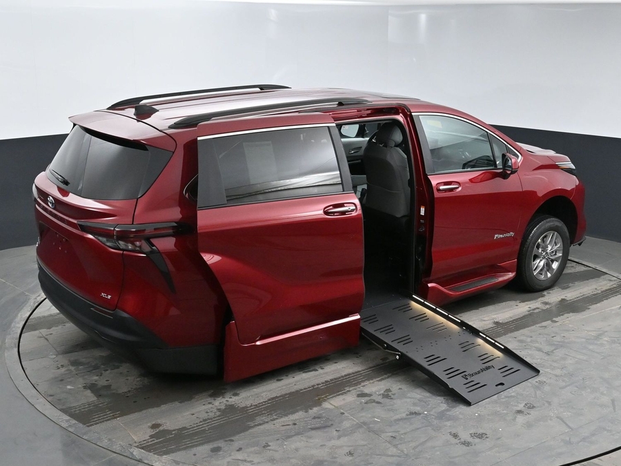 New 2025 Toyota Sienna Hybrid XLE Plus - BraunAbility Side Entry Entry Fold Out Automatic Ramp