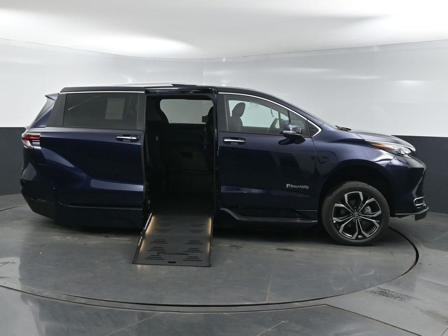 New 2025 Toyota Sienna Hybrid Platinum - BraunAbility Side Entry Entry Fold Out Automatic Ramp