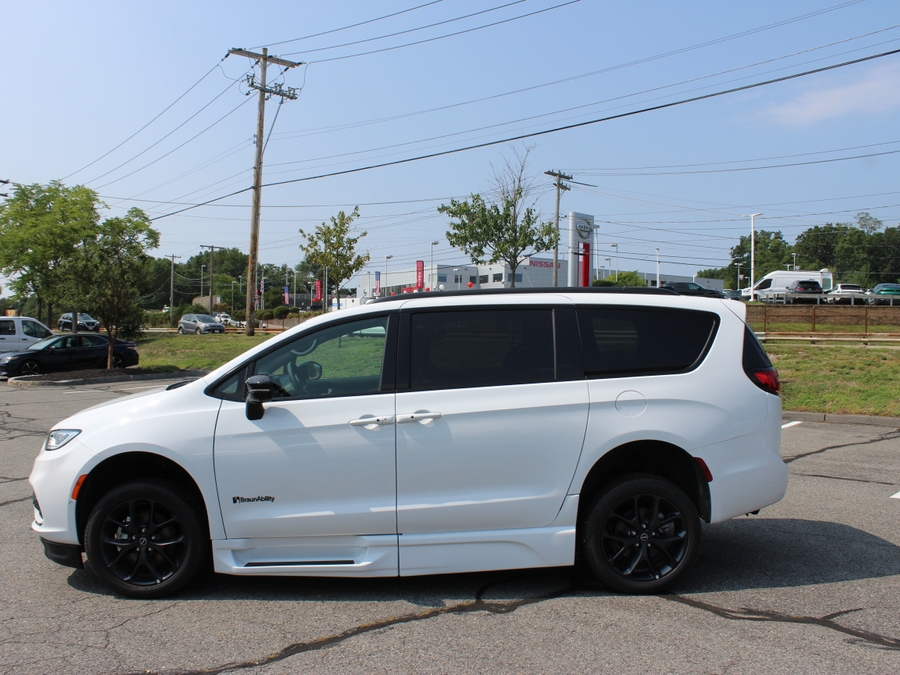 White Chrysler Pacifica image number 6