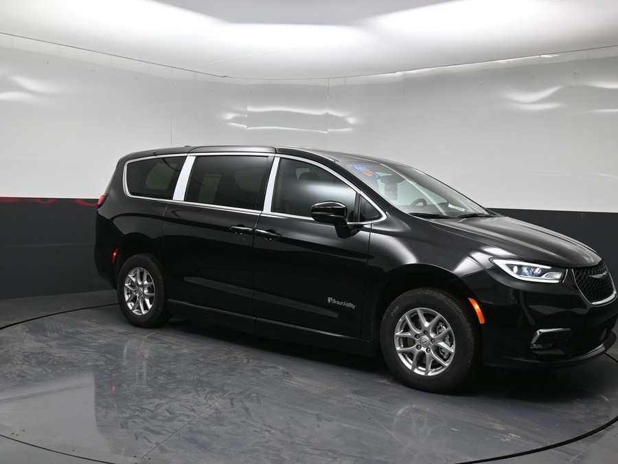 Black Chrysler Pacifica image number 21