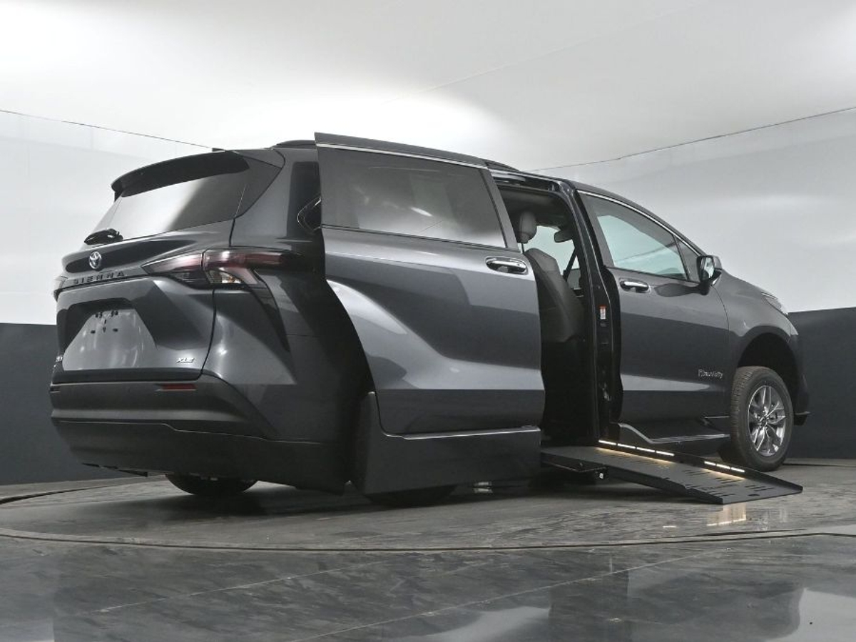 2025 TOYOTA SIENNA - Image 21