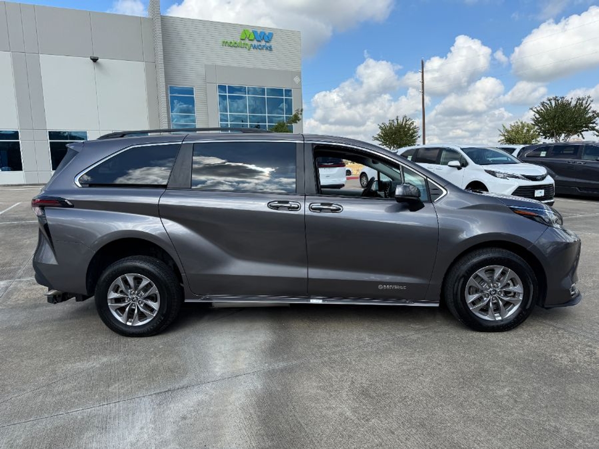 2024 TOYOTA SIENNA - Image 2