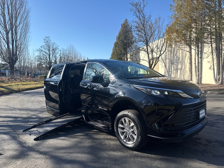 Used 2024 Toyota Sienna Hybrid LE Base - BraunAbility Side Entry Entry Fold Out Automatic Ramp