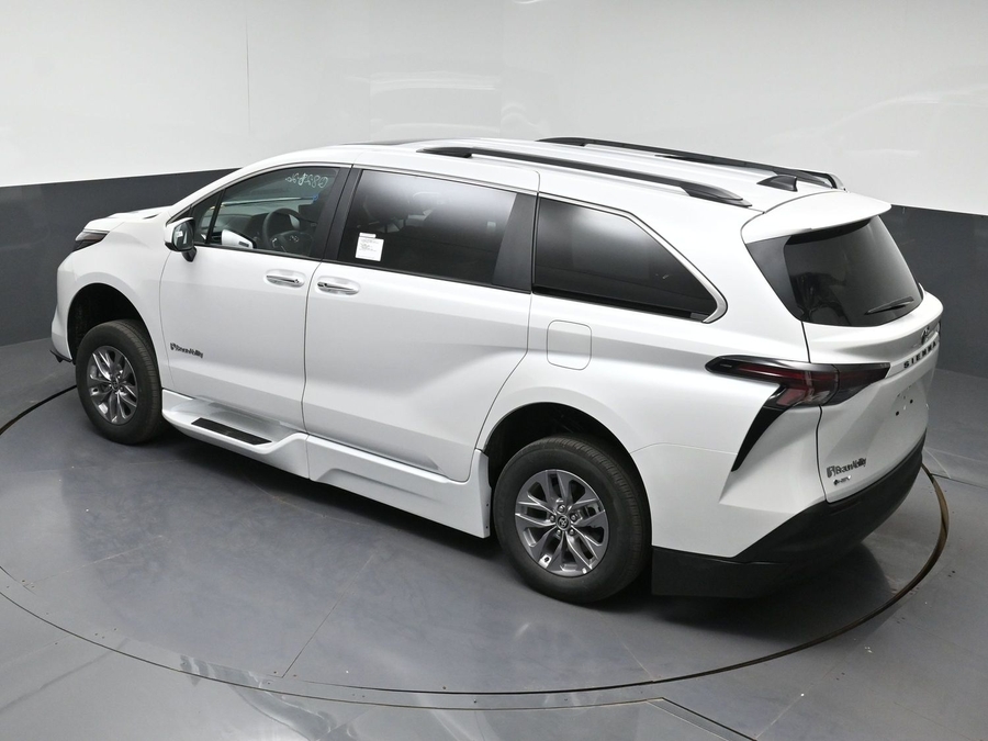 New 2026 Toyota Sienna Hybrid XLE Base - BraunAbility Side Entry Fold Out Automatic Ramp
