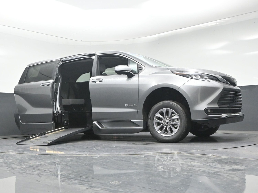 New 2026 Toyota Sienna Hybrid XLE Base - BraunAbility Side Entry Fold Out Automatic Ramp