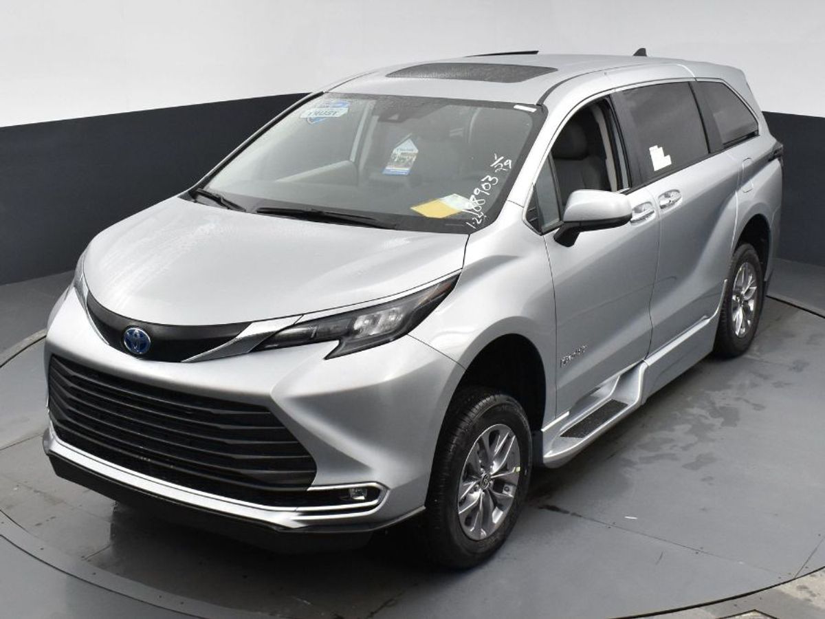 Silver Toyota Sienna image number 20
