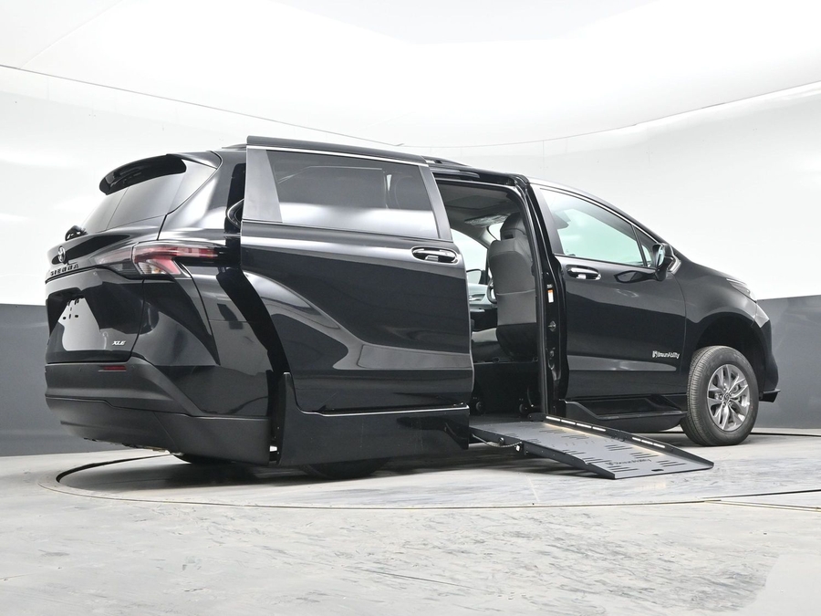 New 2026 Toyota Sienna Hybrid XLE Base - BraunAbility Side Entry Entry Fold Out Automatic Ramp