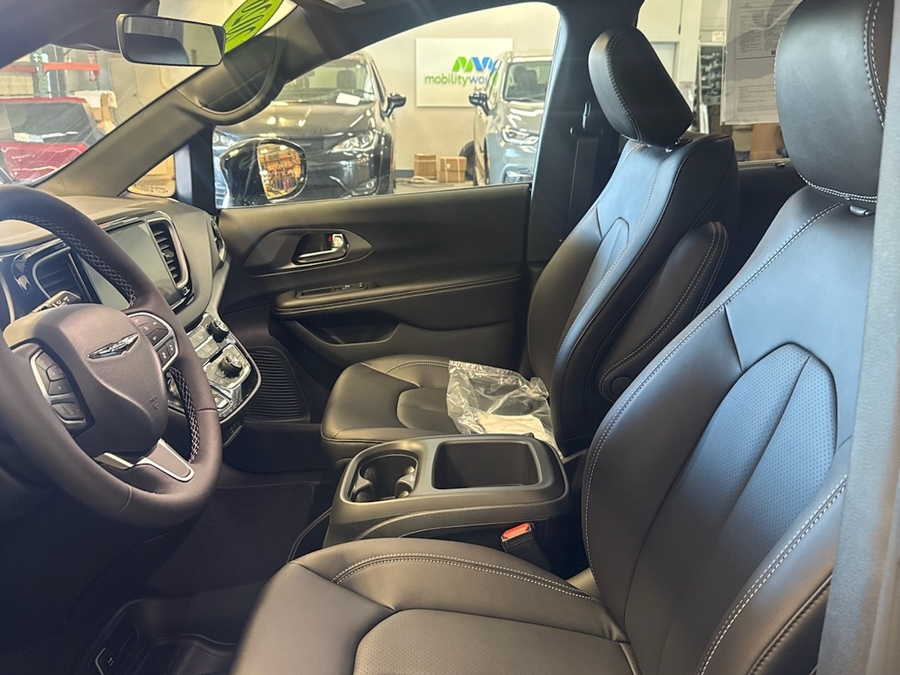 Silver Chrysler Voyager image number 14