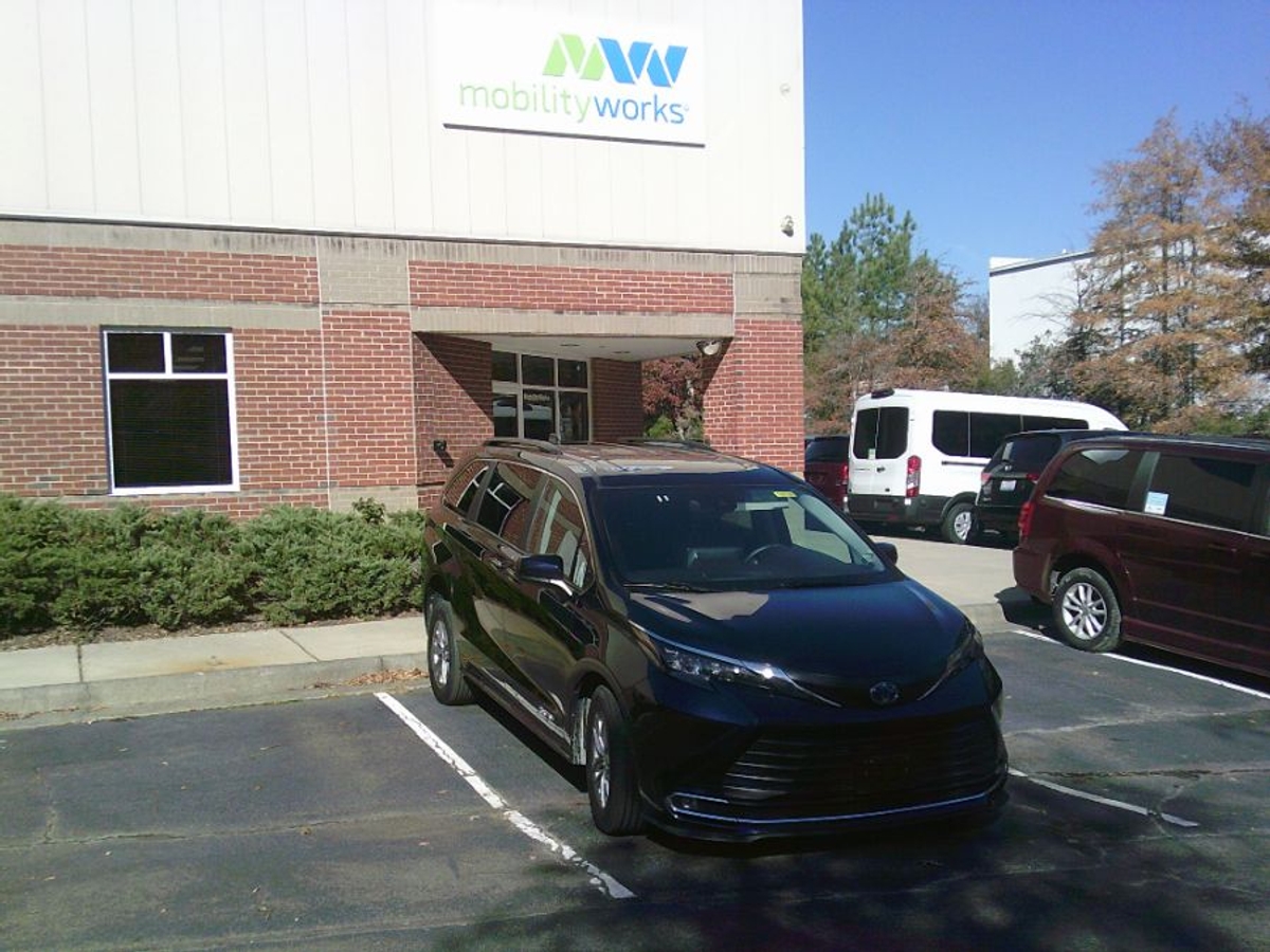 2024 TOYOTA SIENNA - Image 1