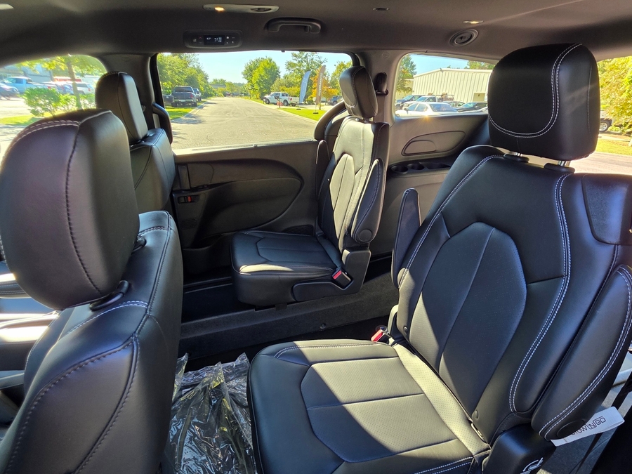 Black Chrysler Pacifica image number 7