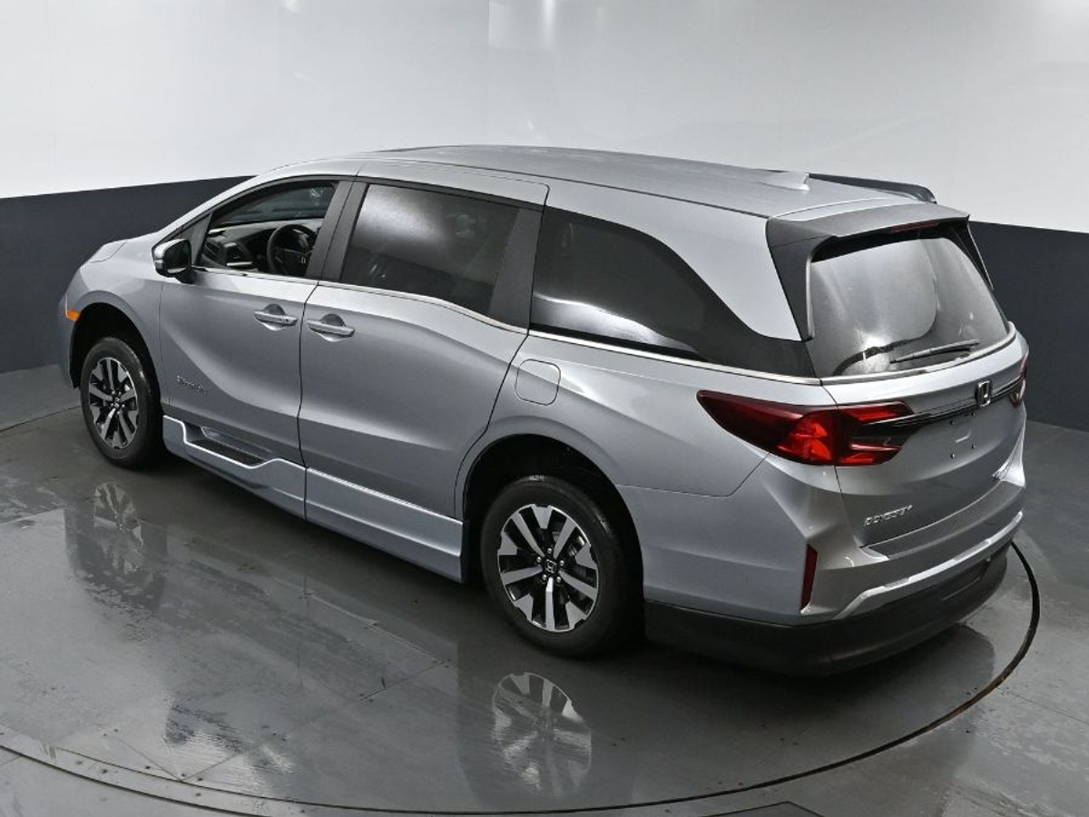 Silver Honda Odyssey image number 24