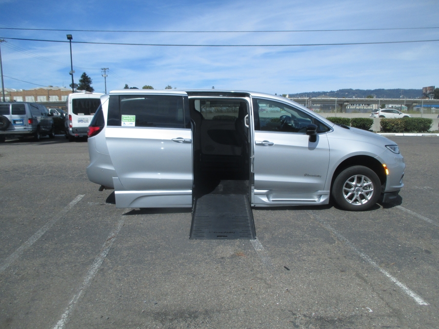 2024 Chrysler Pacifica Touring L - Photo 7
