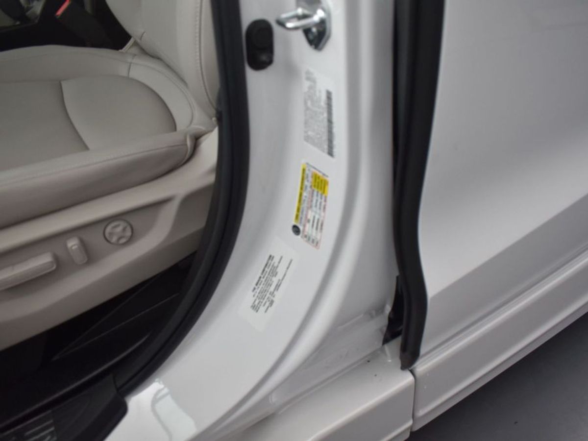 White Honda Odyssey image number 15