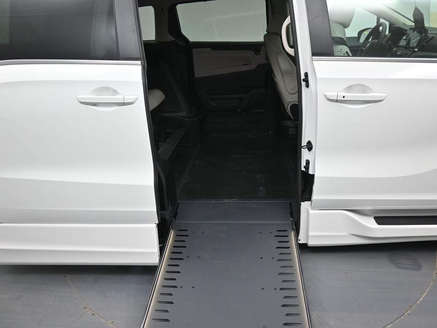White Honda Odyssey image number 11