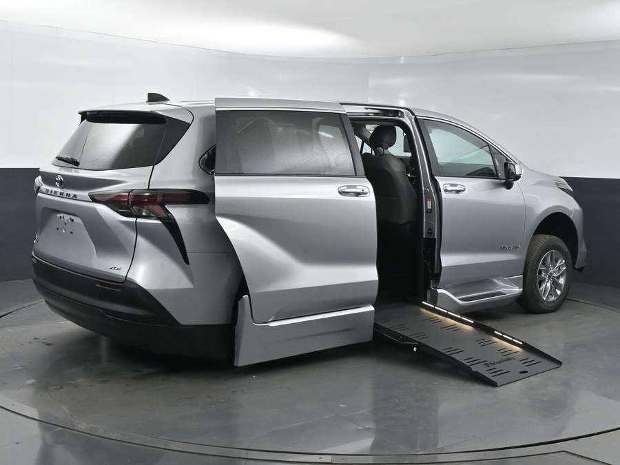 New 2025 Toyota Sienna Hybrid XLE Base - BraunAbility Side Entry Entry Fold Out Automatic Ramp