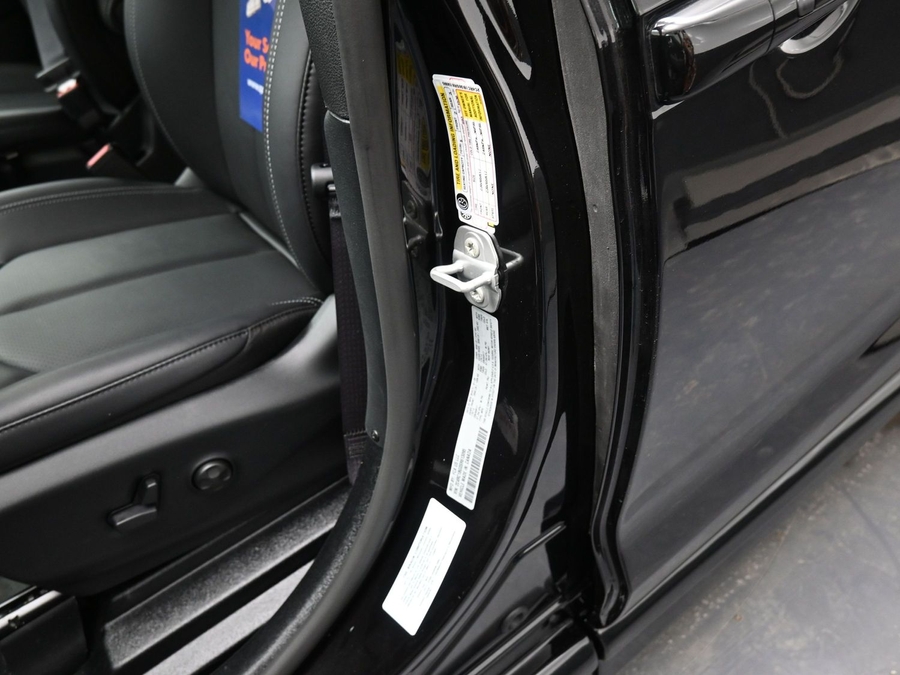 Black Chrysler Pacifica image number 16