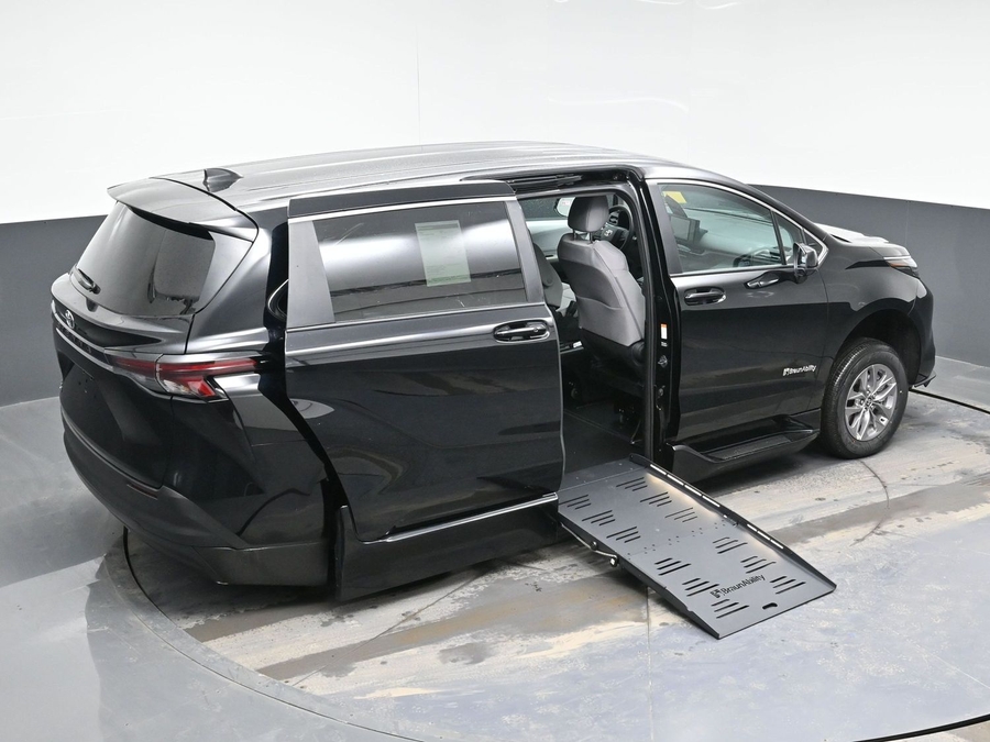 Black Toyota Sienna image number 25