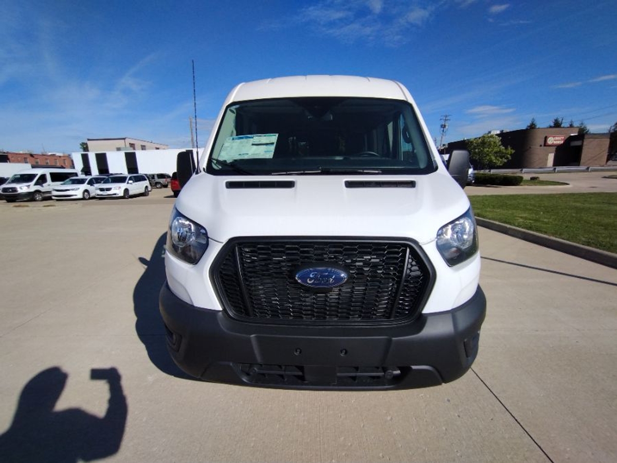 White Ford T350 image number 3