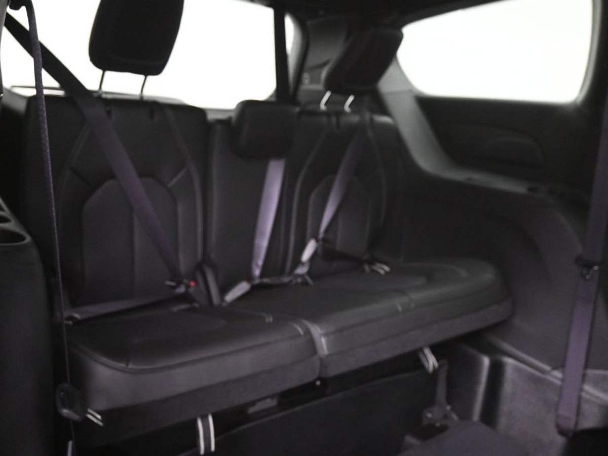 Black Chrysler Pacifica image number 7