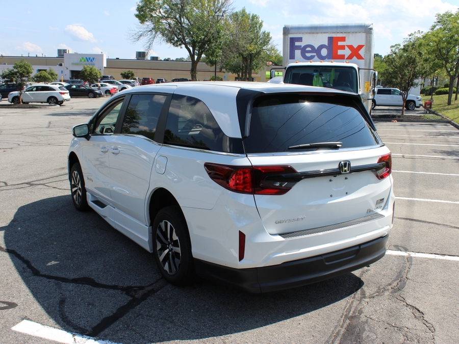 White Honda Odyssey image number 4