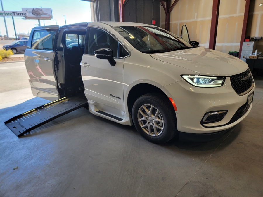 Used 2025 Chrysler Pacifica Select - BraunAbility Side Entry Entry Fold Out Automatic Ramp